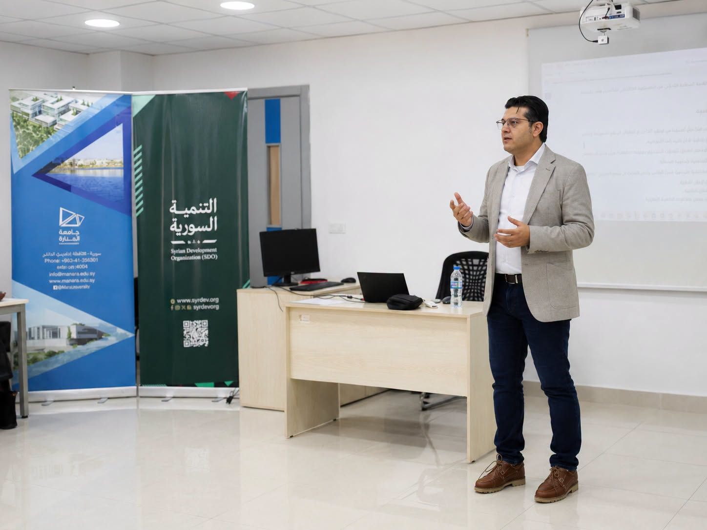 الدكتور فادي عمروش يقدّم جلسة تدريبية في جامعة المنارة